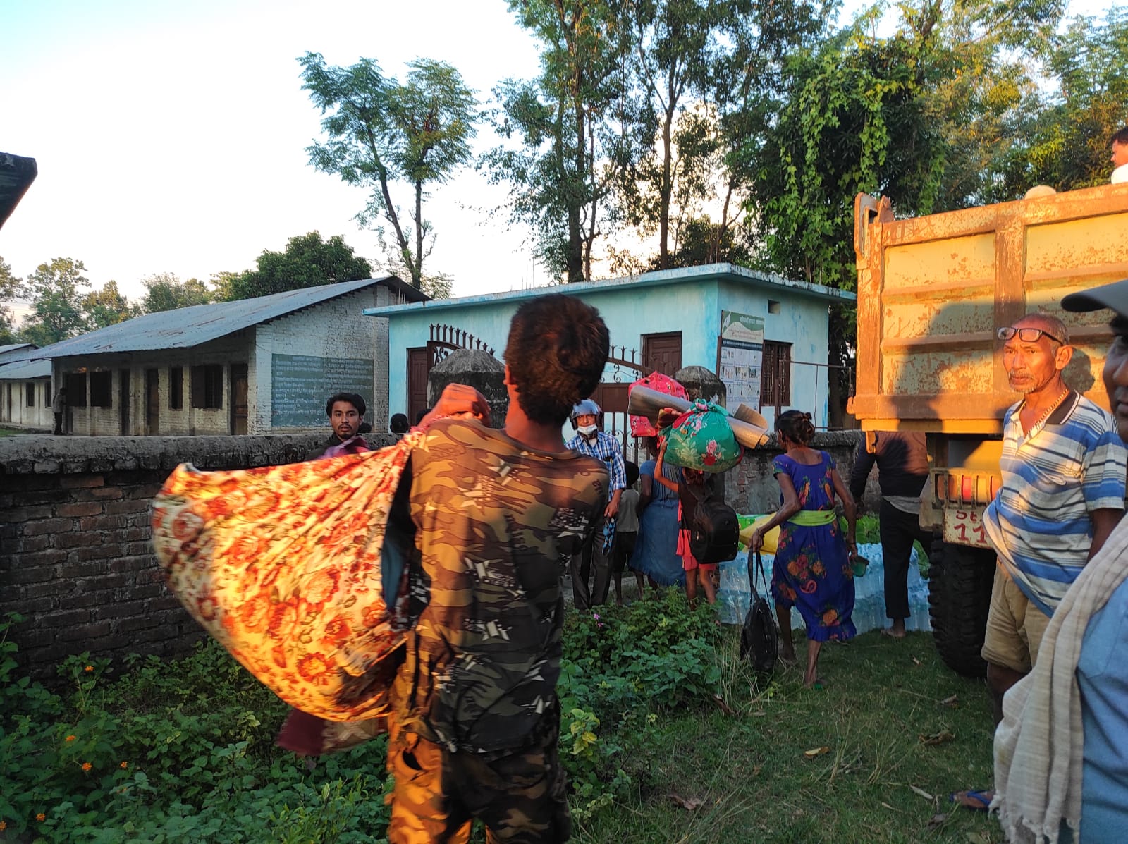 Nepal_RCS_2.jpg Early evacuation of families at-high risk. © Nepal Red Cross Society